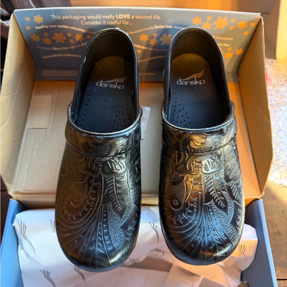 Brand New Dansko Black Tooled Leather Clogs Nurses EU37